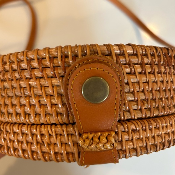 Round Rattan Purse with snap closure - Picture 3 of 4